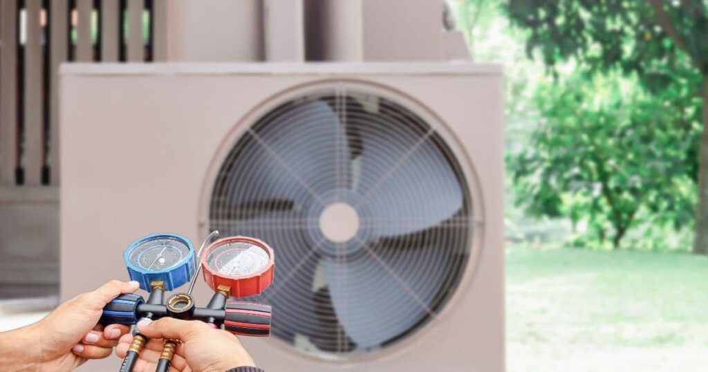 système de climatisation centralisée avec unité exterieure placée dans un jardin. 