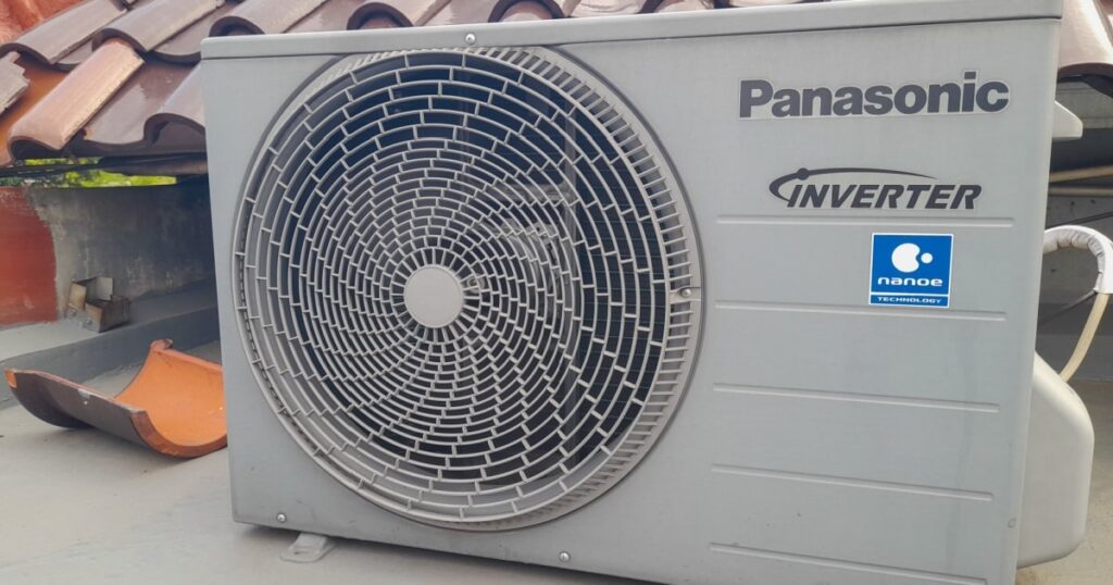 Unité extérieure de climatiseur Panasonic. 