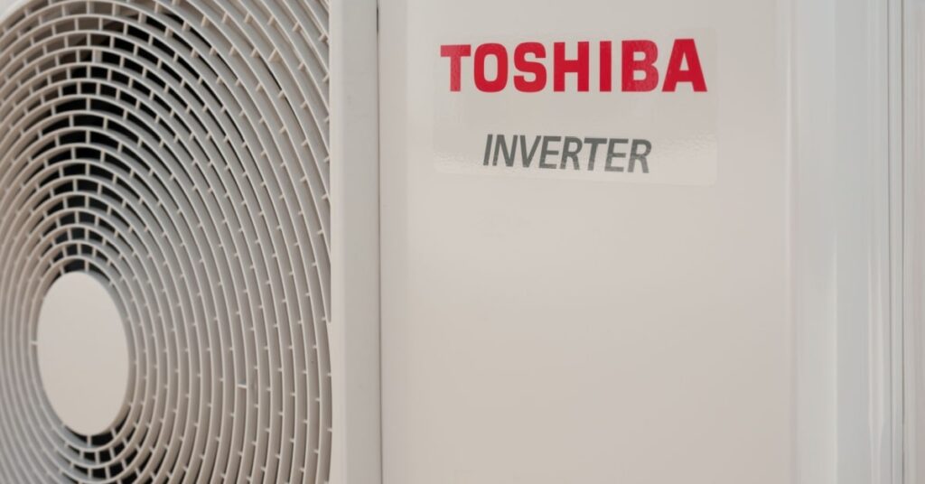 Photo d'une unite exterieure d'un climatiseur Toshiba Inverter